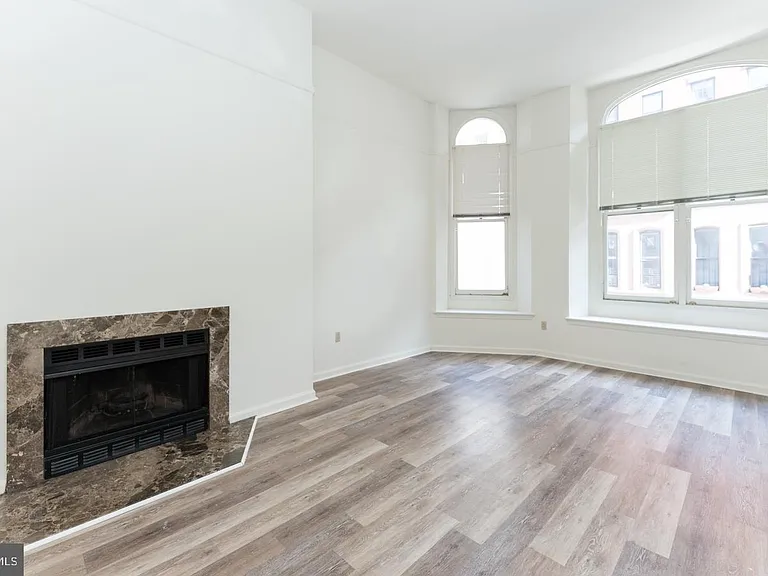 2020 Walnut St #2032 — Photo 3
