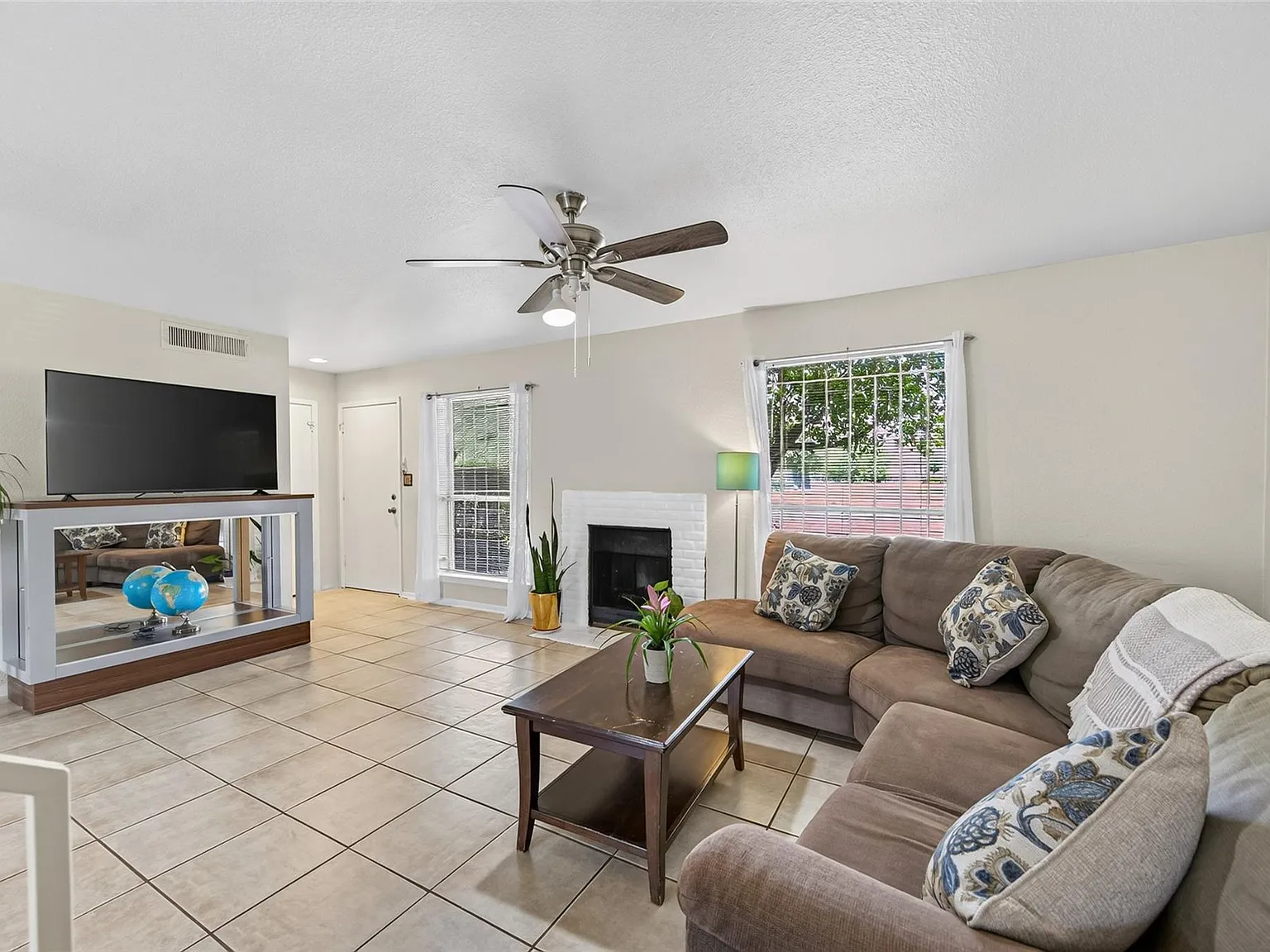 2 bed, 1.5 bath, 1472 sqft, $1,700 — Photo 1