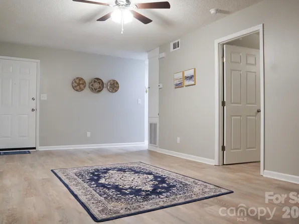 525 12th St SW APT 26, Hickory, NC 28602