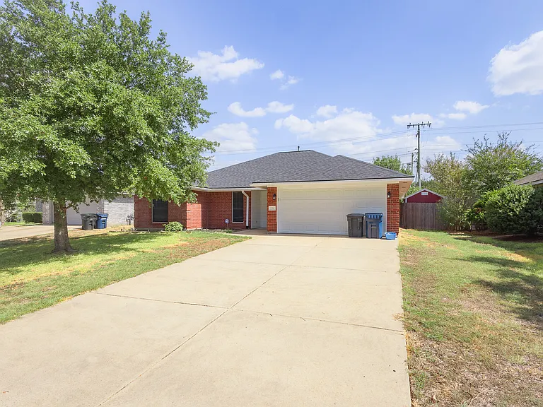 1314 Mullins Loop S — Photo 3