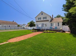 619 S 6th St, Lindenhurst, NY 11757