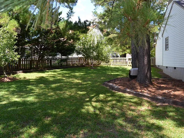 2905 Mandy Ln — Photo 22