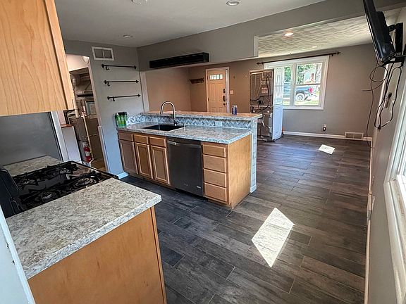 3rd image of 1118 University St