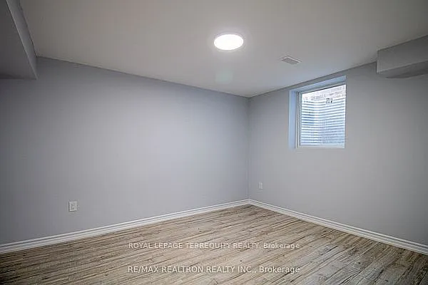 32 Crombie St #BASEMENT — Photo 12