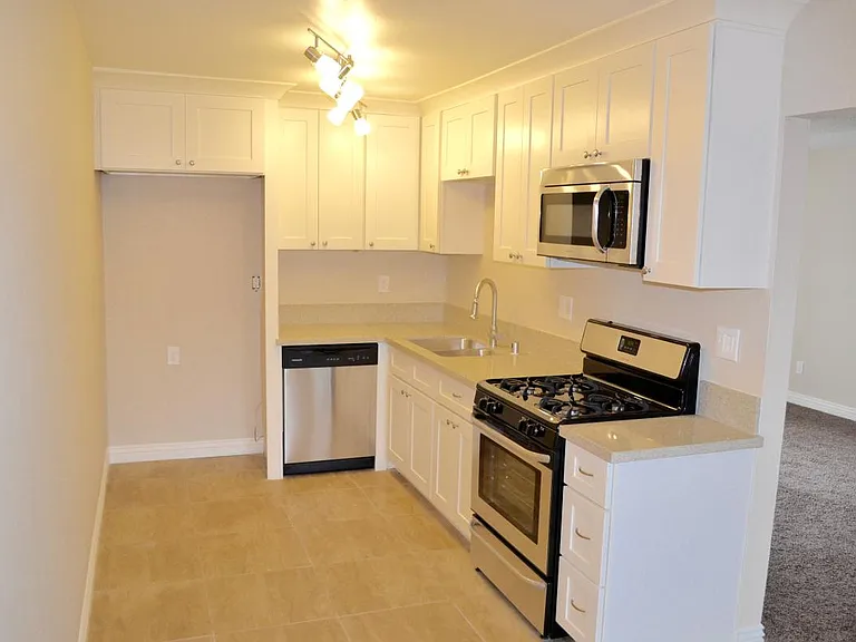 15551 Boleyn Cir #B — Photo 1