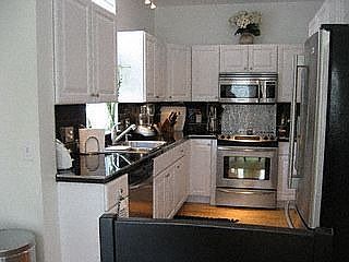 updated kitchen w/granite
