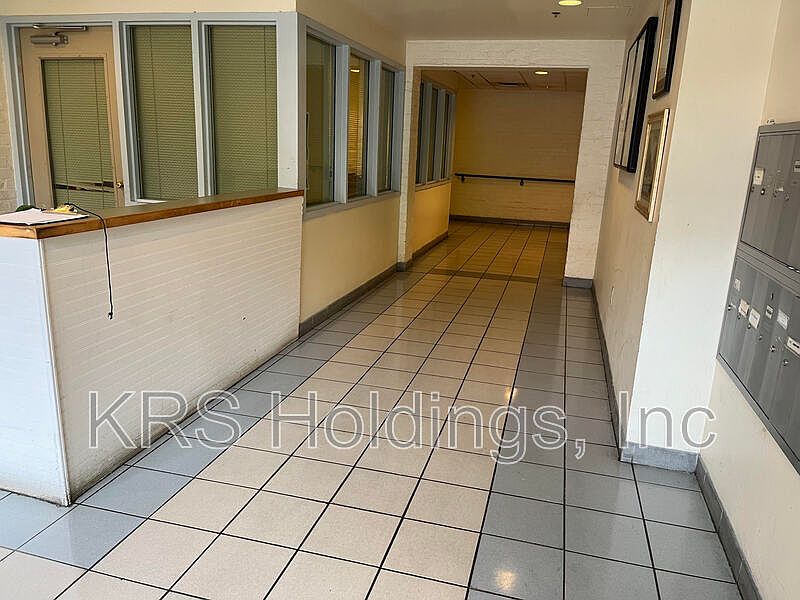 2nd image of 633 W Washington St #103
