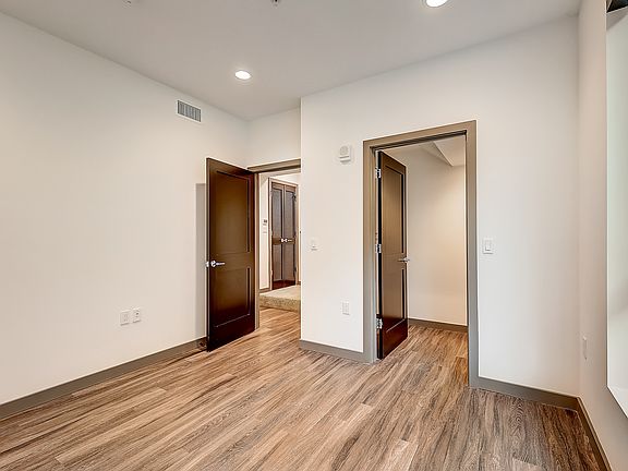 5th image of 641 N Hobart Blvd #401