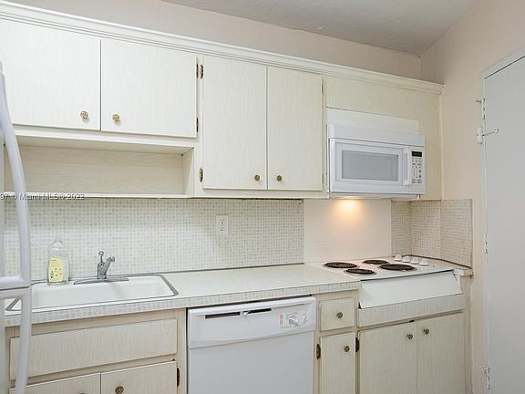 4th image of 2899 Collins Ave APT 924