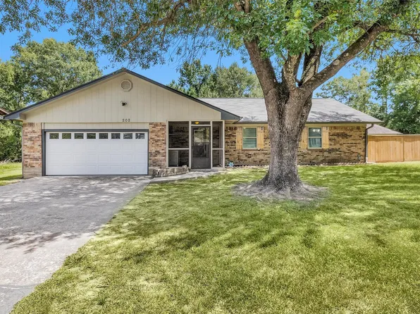 202 Twin Harbors Dr, Onalaska, TX 77360