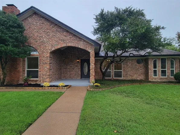 3717 Edgewater Dr, Bedford, TX 76021
