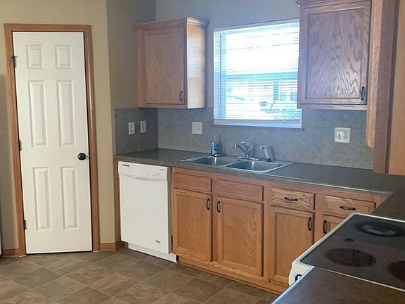4th image of 301 NE Coldwater Creek Dr