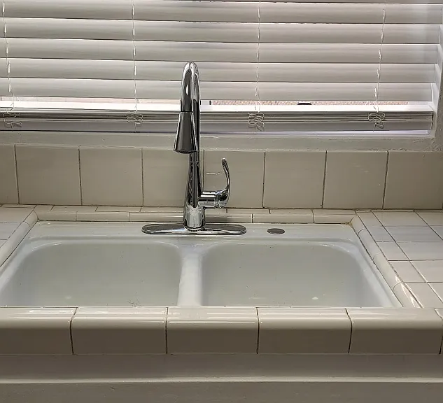 1917 Vanderbilt Ln — Photo 3
