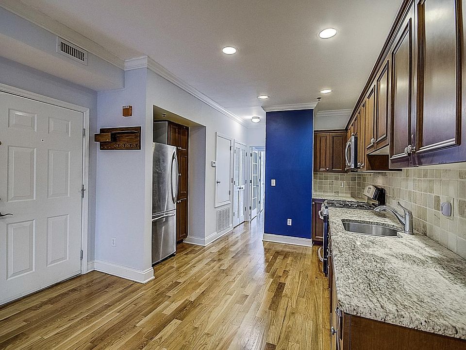 Entrance + kitchen