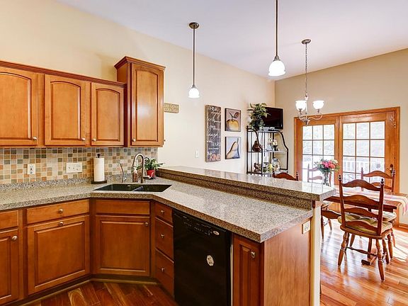 5th image of 120 Upper Woodford Cir