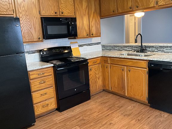 3rd image of 109 Willow Creek Ct APT A