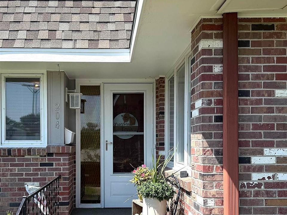 1st image of 204 N 8th St