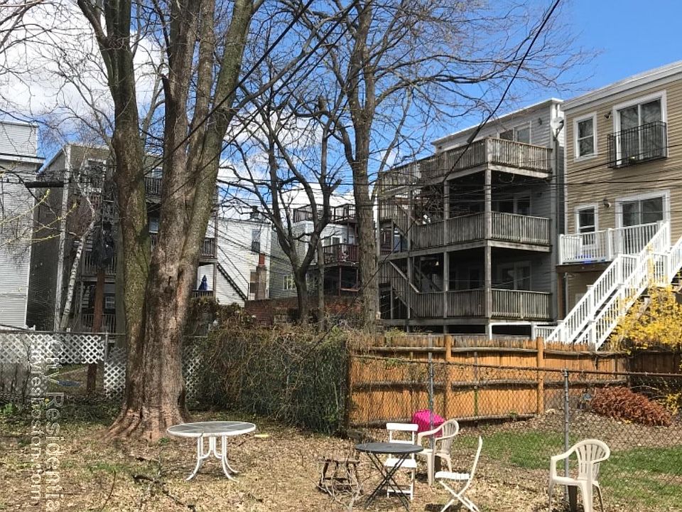 2nd image of 748 E 3rd St #U-a