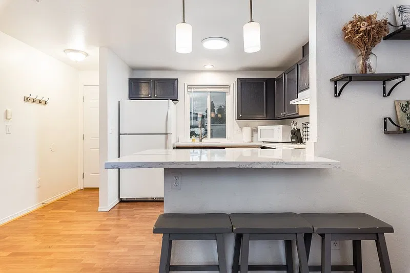 2141 Sheridan — Photo 4