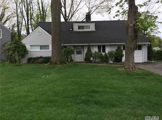 12 Ridge Dr E, Roslyn, NY 11576