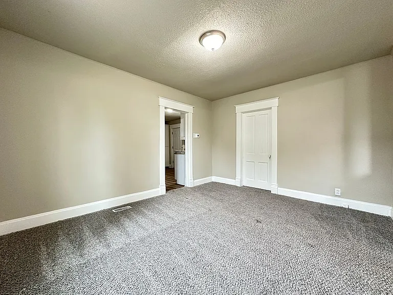 107 W Sycamore St — Photo 17