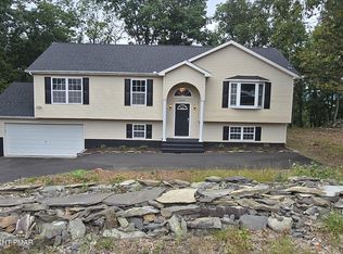 6223 Blue Beech Dr, East Stroudsburg, PA 18301