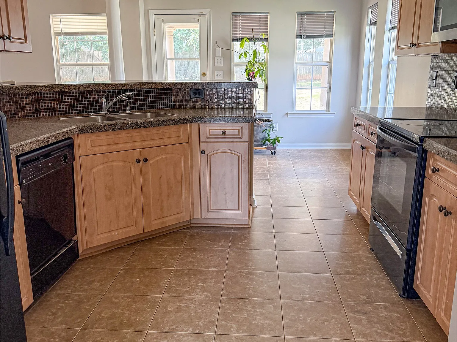 3 bed, 2.0 bath, 1706 sqft, $1,795 — Photo 4