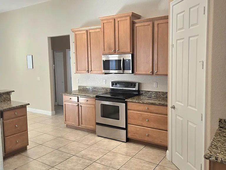 2472 SW Valnera St — Photo 8