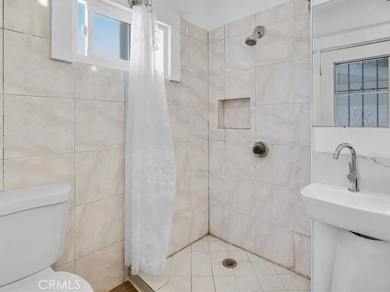 820 S Van Ness Ave — Photo 13