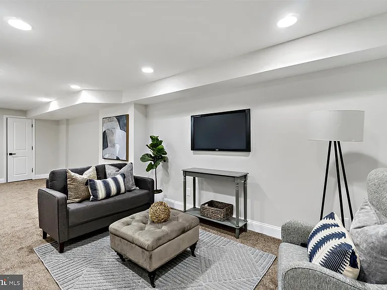 1013 S Baylis St — Photo 36