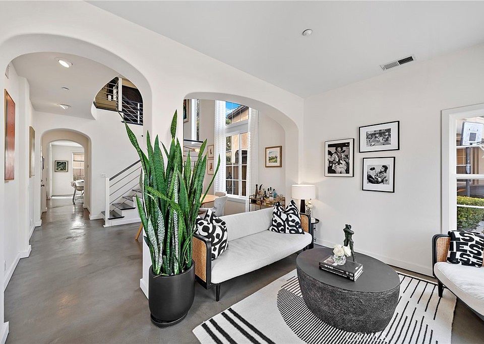 1st image of 33 Calle Mandarina