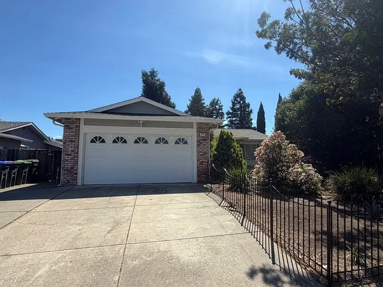 Brittany Dr — Photo 8