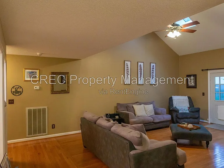 114 Queensbury Cir — Photo 2
