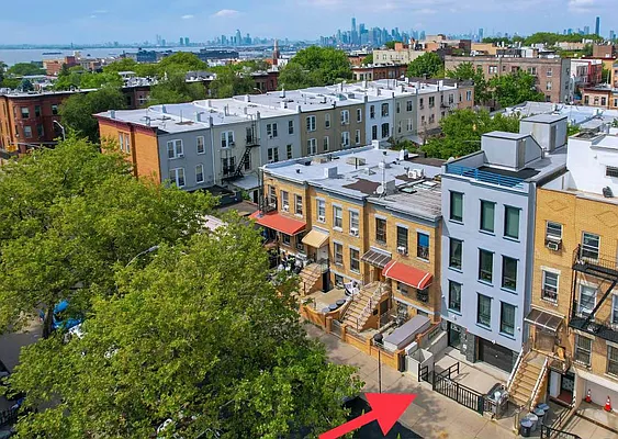 Sold by Remax Edge | media 33