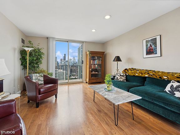2nd image of 1212 N Lasalle St #2709