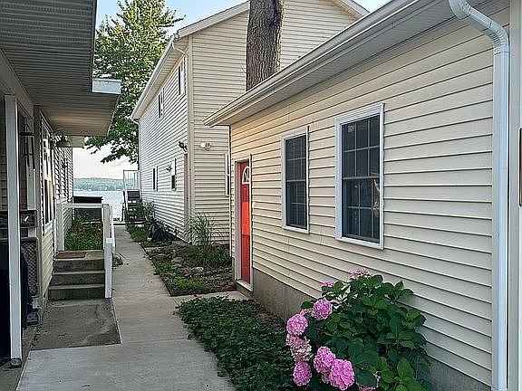 3rd image of 1877 N Shore Dr