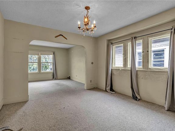 5th image of 340 Crestwood Ave