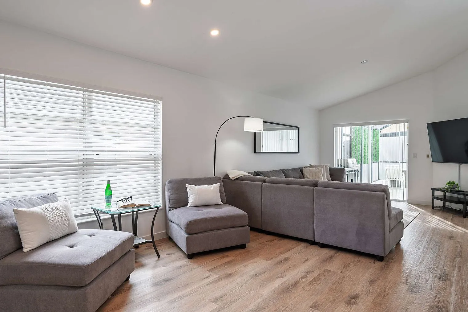 4 bed, 3.0 bath, 1636 sqft, $9,095 — Photo 3