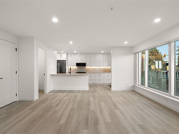 5th image of 1102 Esquimalt Rd #Townhouse 4