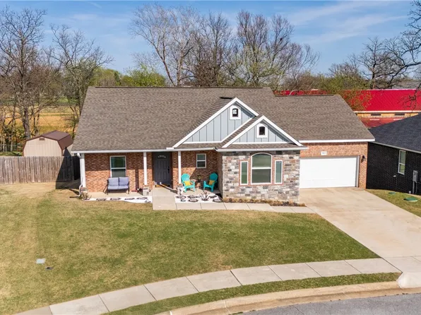 952 Glass St, Cave Springs, AR 72718