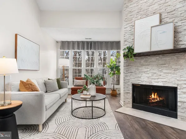 12014 Golf Ridge Ct APT 302, Fairfax, VA 22033