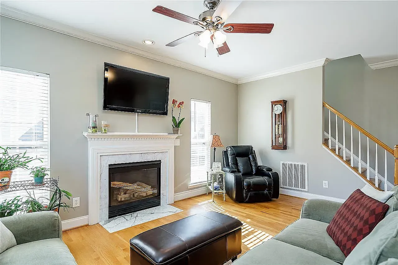 3 bed, 2.5 bath, 1820 sqft, $2,249 — Photo 3