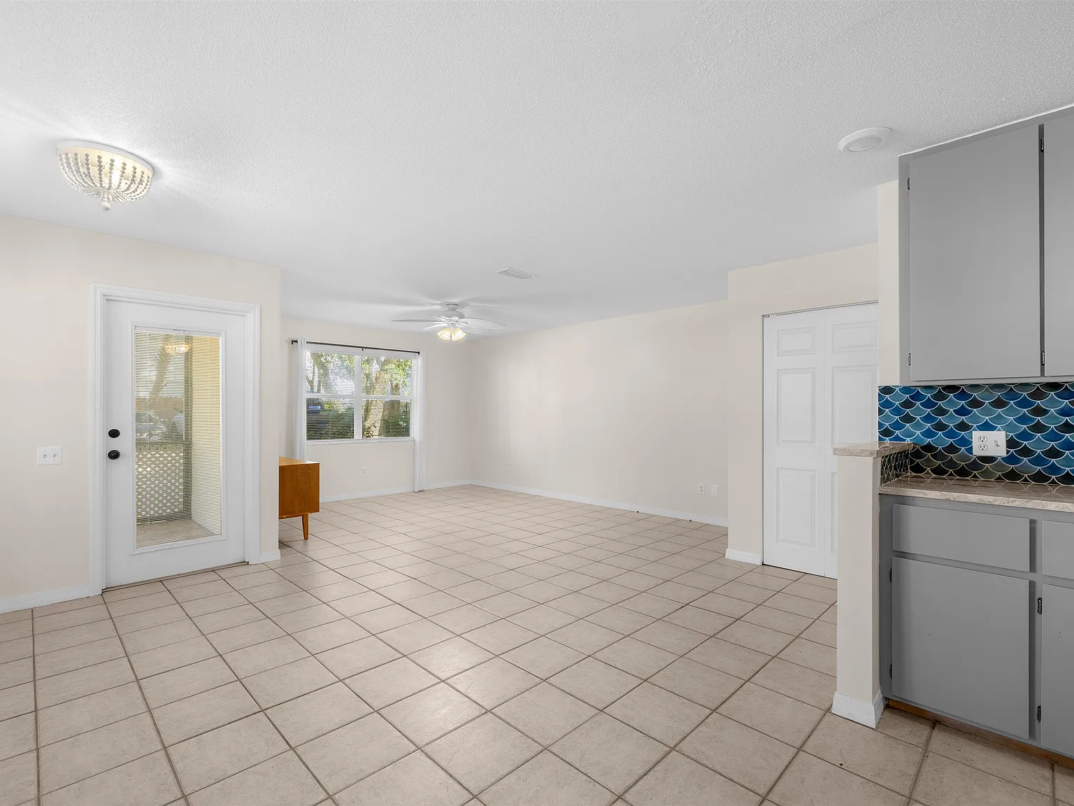 3 bed, 1359 sqft, $2,500 — Photo 2
