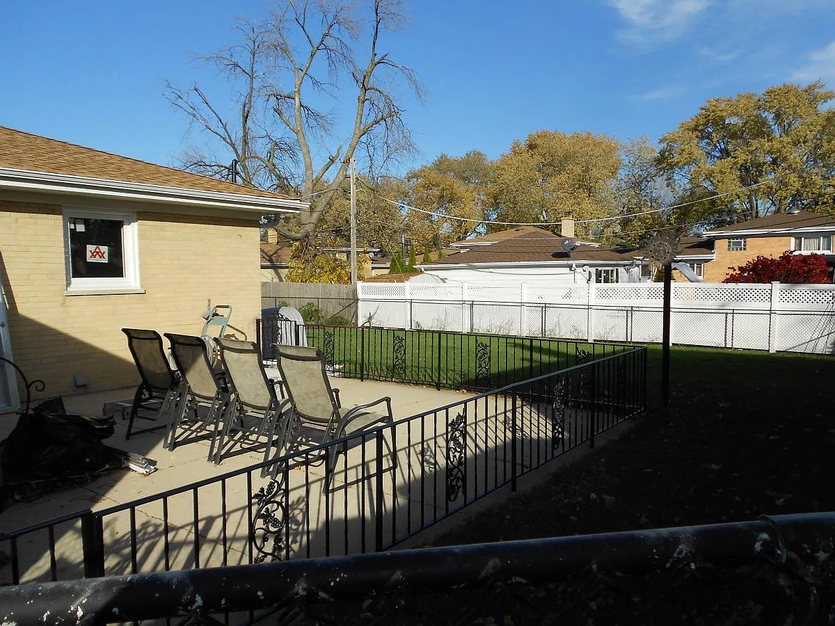 4 bed, 2.5 bath, 3200 sqft, $4,250 — Photo 3