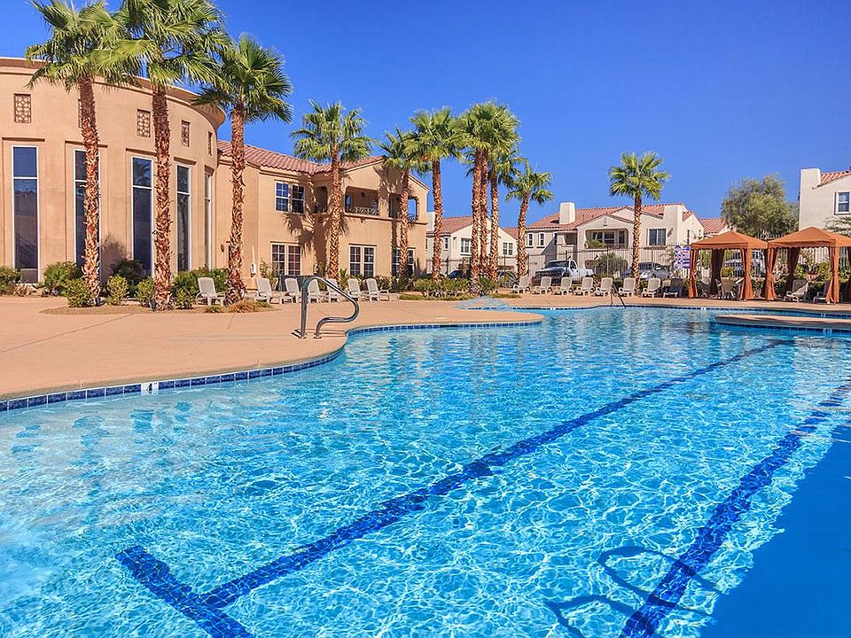 SPARKLING SWIMMING POOL