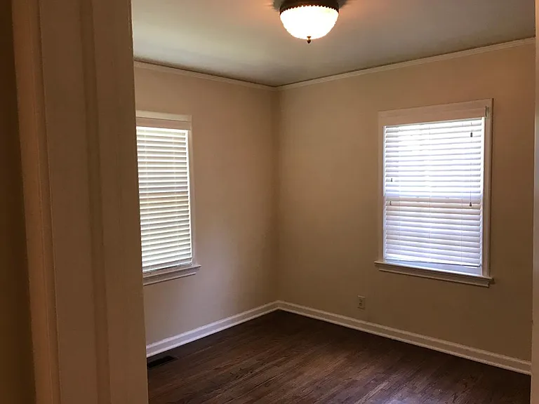 917 E 36th Pl — Photo 12