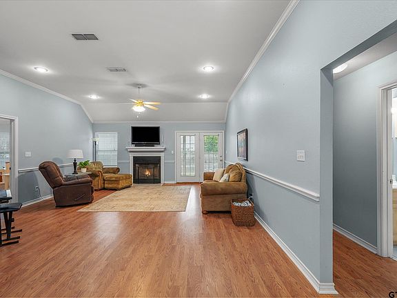 4th image of 560 Washington St