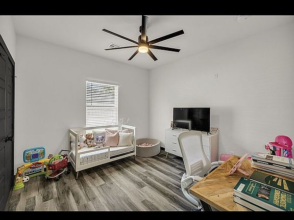 4th image of 1305 N Tacoma Ave