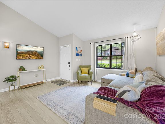 4th image of 2770 Woodridge Dr