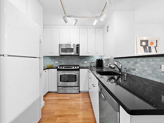 4th image of 16 W 16th St APT 8CN